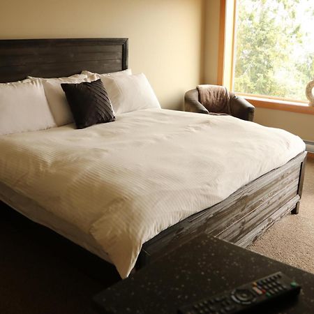 Moon Water Lodge Malahat Экстерьер фото