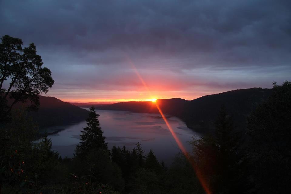 Moon Water Lodge Malahat Экстерьер фото