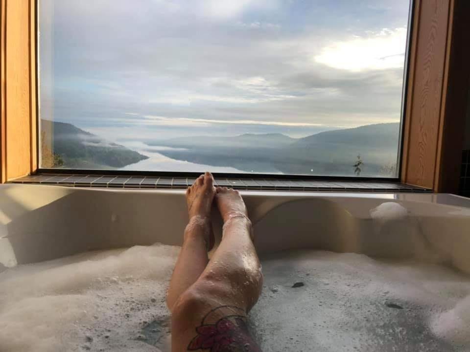 Moon Water Lodge Malahat Экстерьер фото