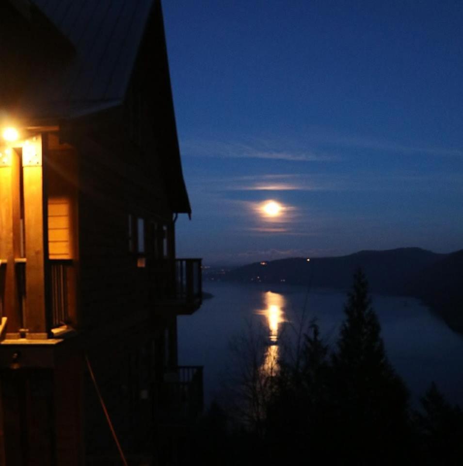 Moon Water Lodge Malahat Экстерьер фото
