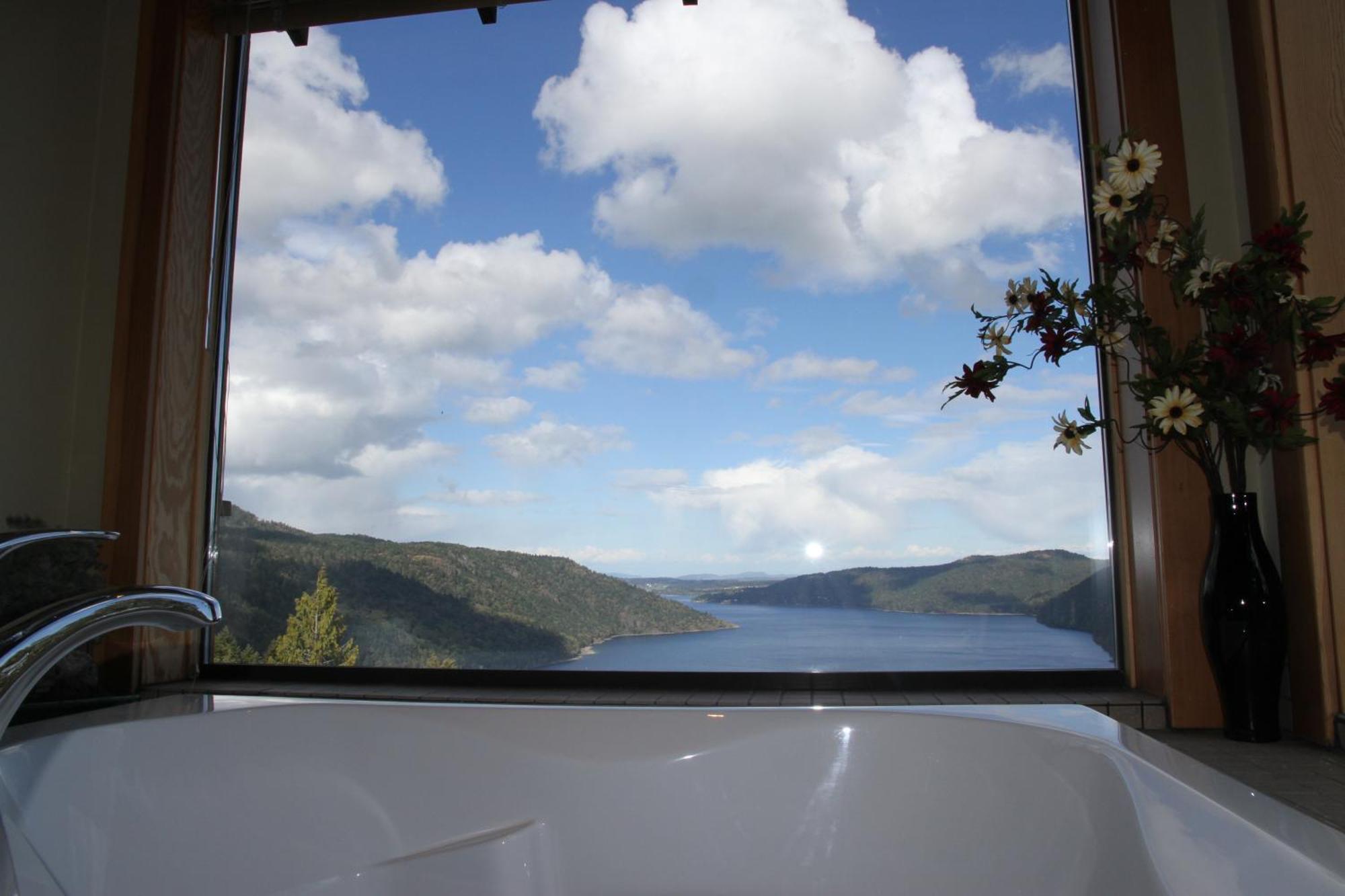 Moon Water Lodge Malahat Номер фото