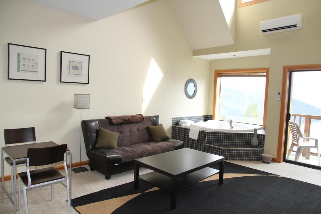 Moon Water Lodge Malahat Экстерьер фото