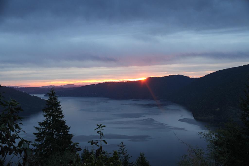 Moon Water Lodge Malahat Экстерьер фото