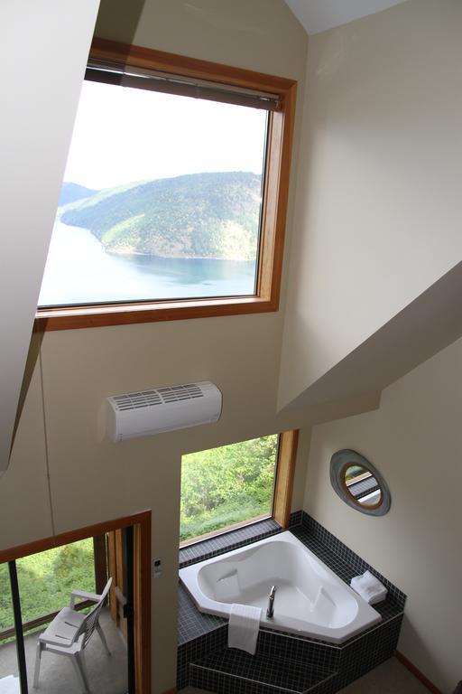 Moon Water Lodge Malahat Экстерьер фото