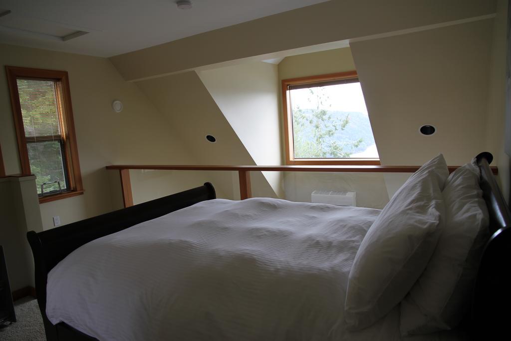 Moon Water Lodge Malahat Экстерьер фото