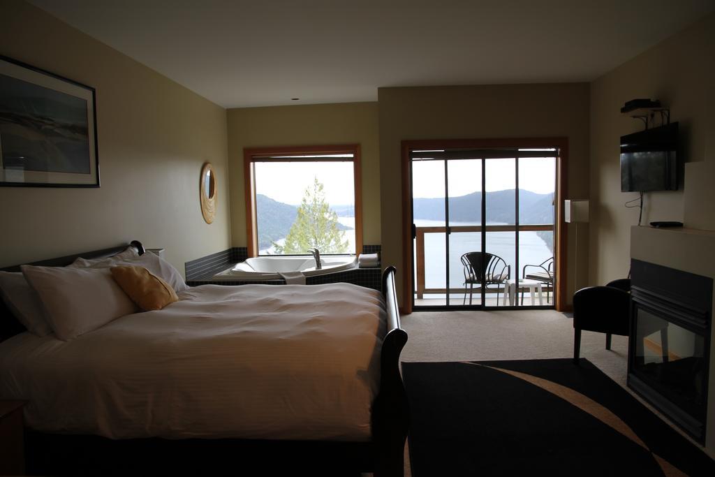 Moon Water Lodge Malahat Экстерьер фото