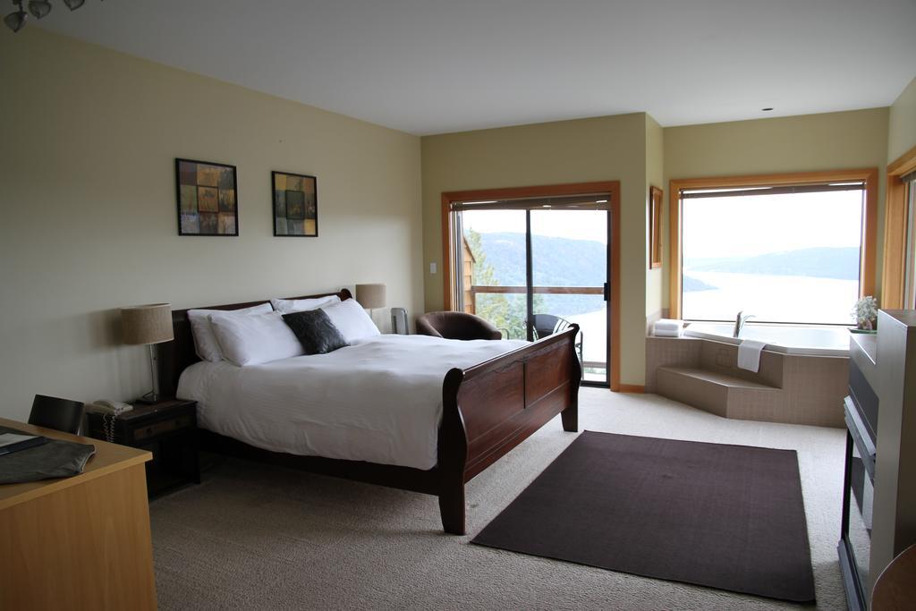 Moon Water Lodge Malahat Экстерьер фото