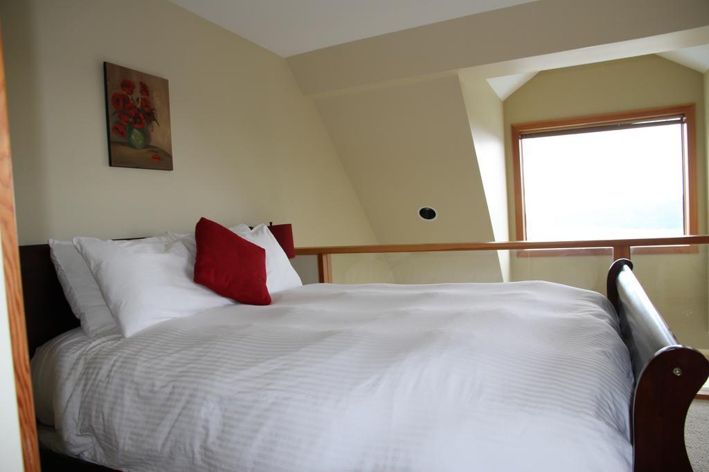 Moon Water Lodge Malahat Экстерьер фото