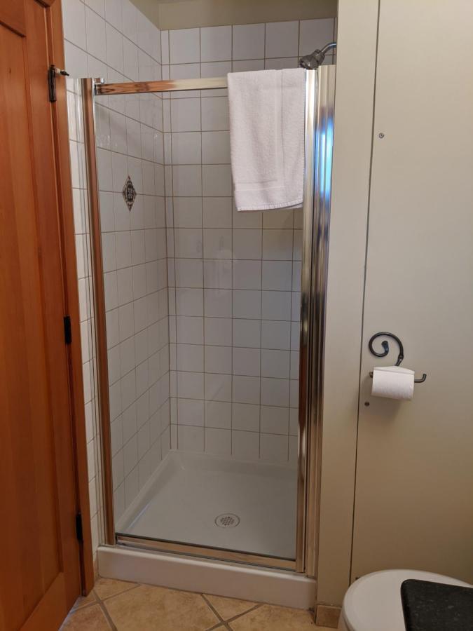 Moon Water Lodge Malahat Экстерьер фото