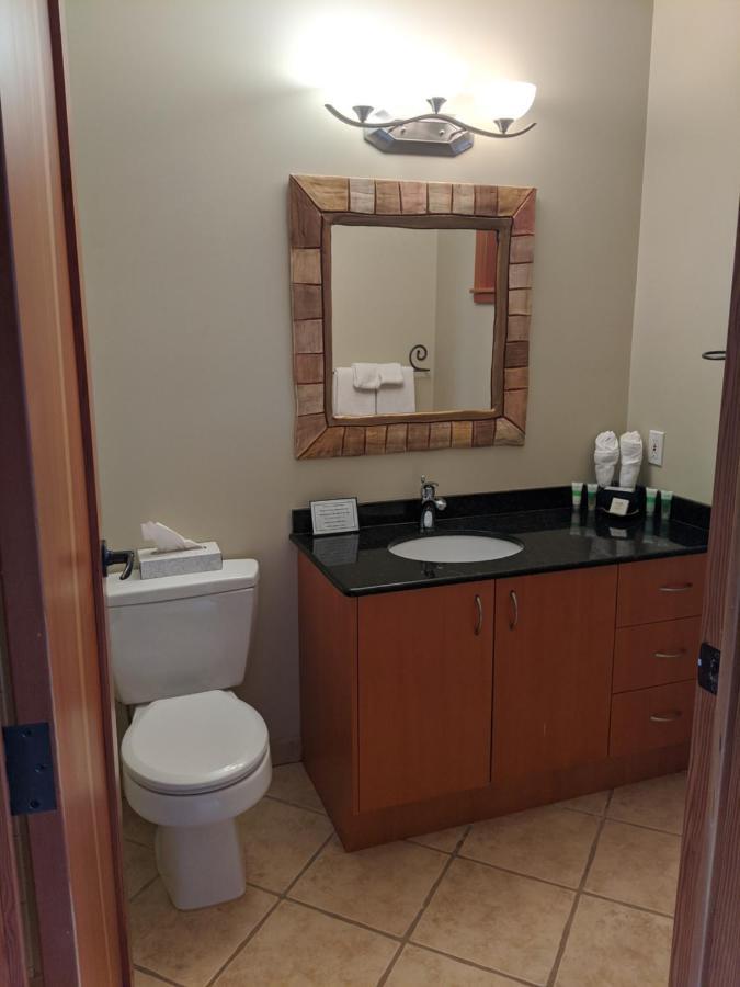 Moon Water Lodge Malahat Экстерьер фото